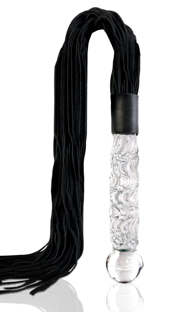 Icicles No. 38 Premium-Glasdildo aus transparentem Glas mit abgerundeter Spitze und schwarzem Leder-Flogger mit langen Fransen in aufrechter Produktansicht – erhältlich bei Evoria Care