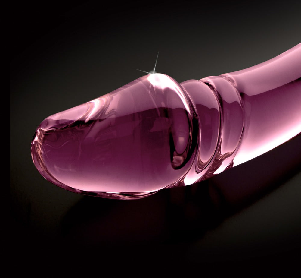 Icicles No. 57 pinkfarbener Premium-Glasdildo mit glatter anatomisch geformter Spitze und gebogenem Glasschaft in horizontaler Detailaufnahme vor schwarzem Hintergrund – erhältlich bei Evoria Care