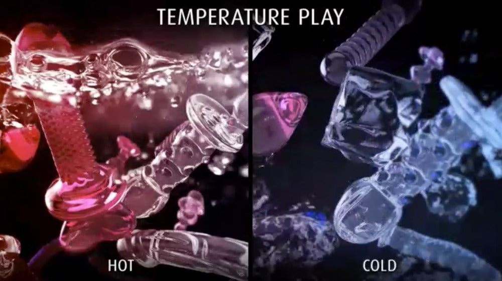 Icicles No. 67 Premium-Glas-Analkugelkette in einer stimmungsvollen Produktaufnahme mit violetten und rosafarbenen Lichtreflexen vor dunklem Hintergrund – erhältlich bei Evoria Care