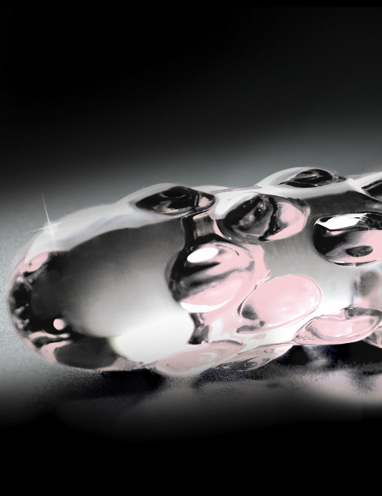 Icicles No. 7 Premium-Glasdildo mit transparentem Glaskörper und rosafarbenen Reiznoppen in horizontaler Detailaufnahme vor schwarzem Hintergrund – erhältlich bei Evoria Care