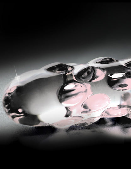Icicles No. 7 Premium-Glasdildo mit transparentem Glaskörper und rosafarbenen Reiznoppen in horizontaler Detailaufnahme vor schwarzem Hintergrund – erhältlich bei Evoria Care