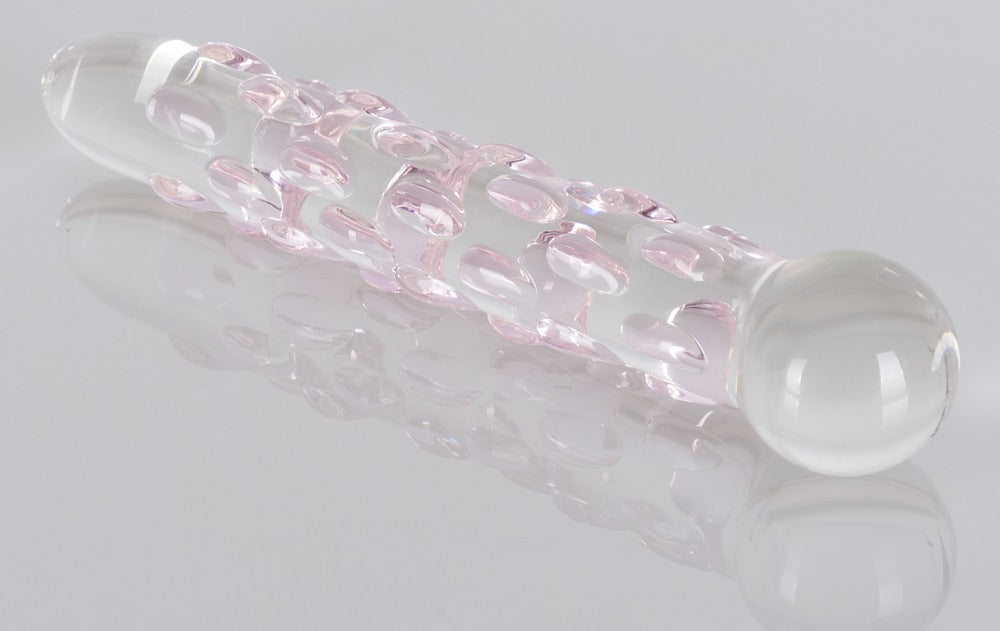 Icicles No. 7 transparenter Premium-Glasdildo mit rosafarbenen Reiznoppen und strukturierter Glasoberfläche in diagonaler Seitenansicht auf hellem Hintergrund – erhältlich bei Evoria Care