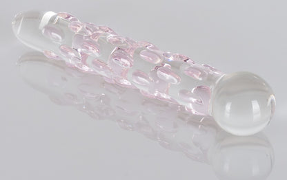 Icicles No. 7 transparenter Premium-Glasdildo mit rosafarbenen Reiznoppen und strukturierter Glasoberfläche in diagonaler Seitenansicht auf hellem Hintergrund – erhältlich bei Evoria Care