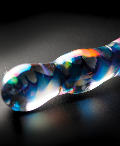 Icicles No. 8 Premium-Glasdildo aus transparentem Glas mit blauen spiralförmigen Einschlüssen und geschwungener Oberflächenstruktur in horizontaler Detailansicht vor schwarzem Hintergrund – erhältlich bei Evoria Care