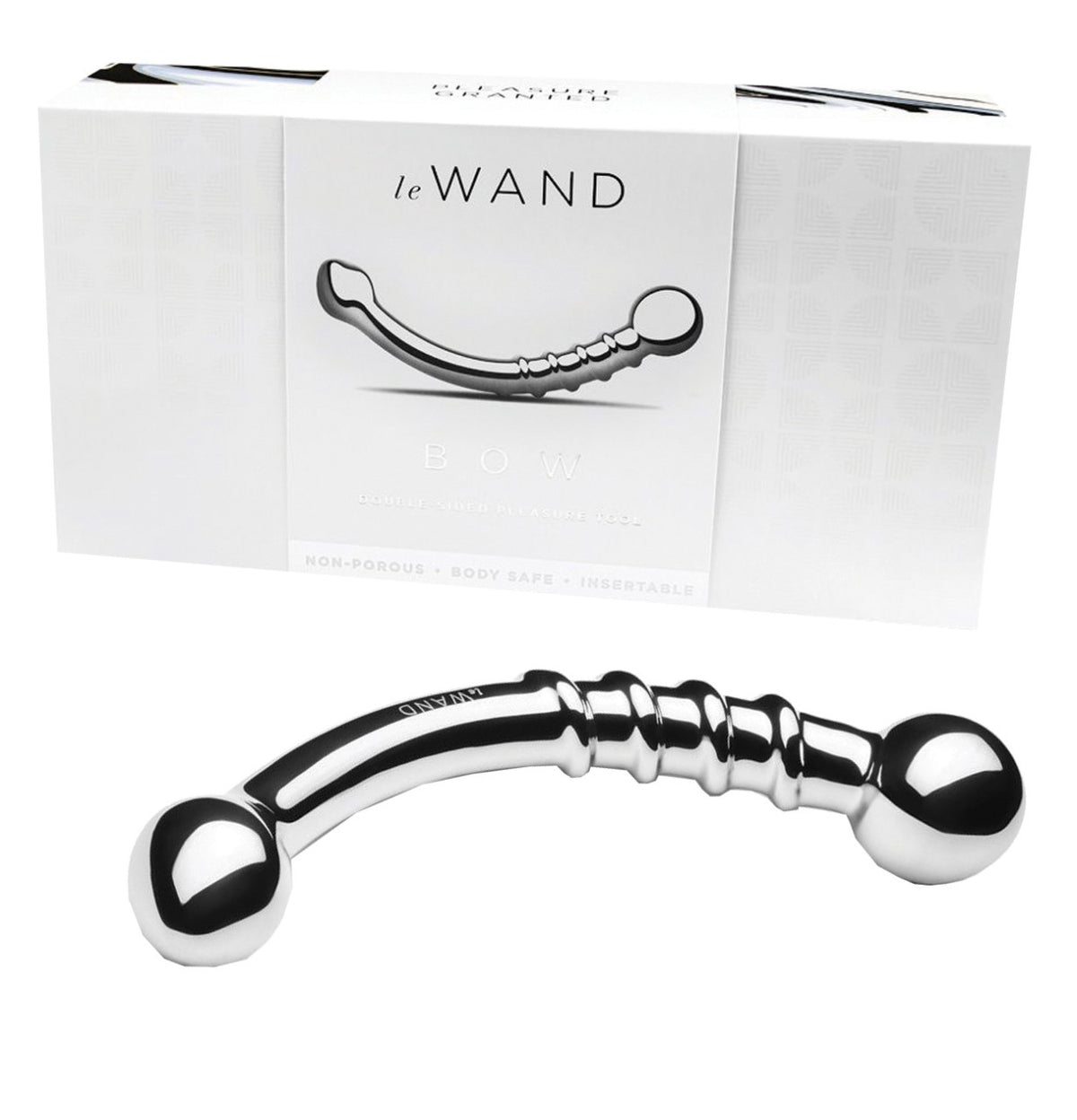 Le Wand Bow doppelseitiges Edelstahl Pleasure Tool in Silber mit gebogenem, segmentiertem Schaft und zwei unterschiedlich großen Kugelenden, dargestellt vor der weißen Le Wand Originalverpackung – erhältlich bei Evoria Care