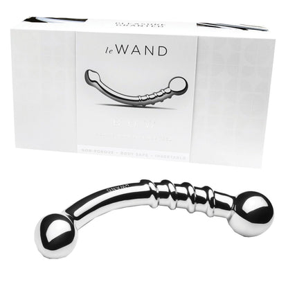 Le Wand Bow doppelseitiges Edelstahl Pleasure Tool in Silber mit gebogenem, segmentiertem Schaft und zwei unterschiedlich großen Kugelenden, dargestellt vor der weißen Le Wand Originalverpackung – erhältlich bei Evoria Care