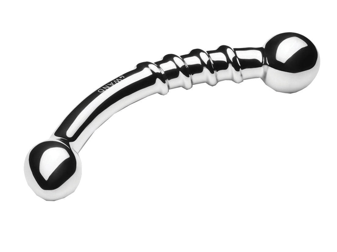 Le Wand Bow doppelseitiges Edelstahl Pleasure Tool mit geschwungenem Schaft, glänzender Metalloberfläche und zwei abgerundeten Kugelenden in diagonaler Gesamtansicht – erhältlich bei Evoria Care