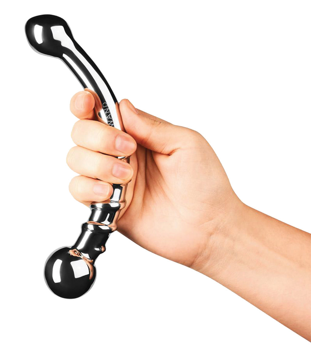 Le Wand Bow doppelseitiges Edelstahl Pleasure Tool in Silber mit gebogenem Schaft und kugelförmigen Enden, zwischen den Fingern gehalten zur Veranschaulichung von Größe und Handhabung – erhältlich bei Evoria Care