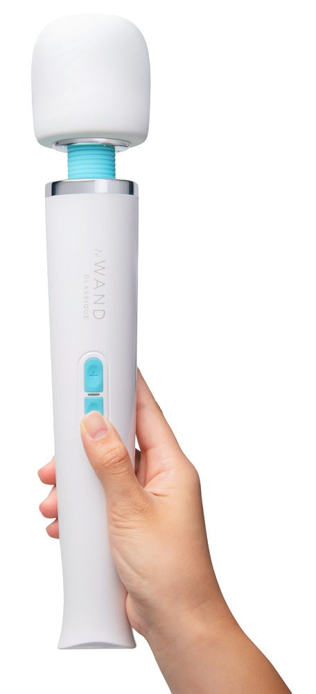 le WAND Classique kabelloser Massagestab in Weiß, aufrecht in einer Hand gehalten zur Veranschaulichung von Größe und Handhabung – erhältlich bei Evoria Care