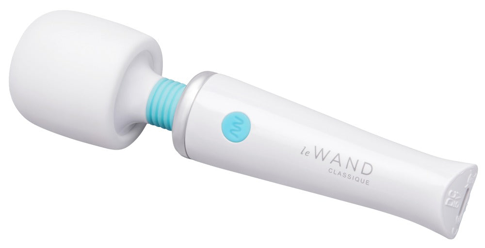 le WAND Classique Mini weißer Massagestab mit hellblauem Zierring und ergonomischem Griff in diagonaler Gesamtansicht – erhältlich bei Evoria Care