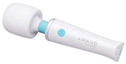 le WAND Classique Mini weißer Massagestab mit hellblauem Zierring und ergonomischem Griff in diagonaler Gesamtansicht – erhältlich bei Evoria Care