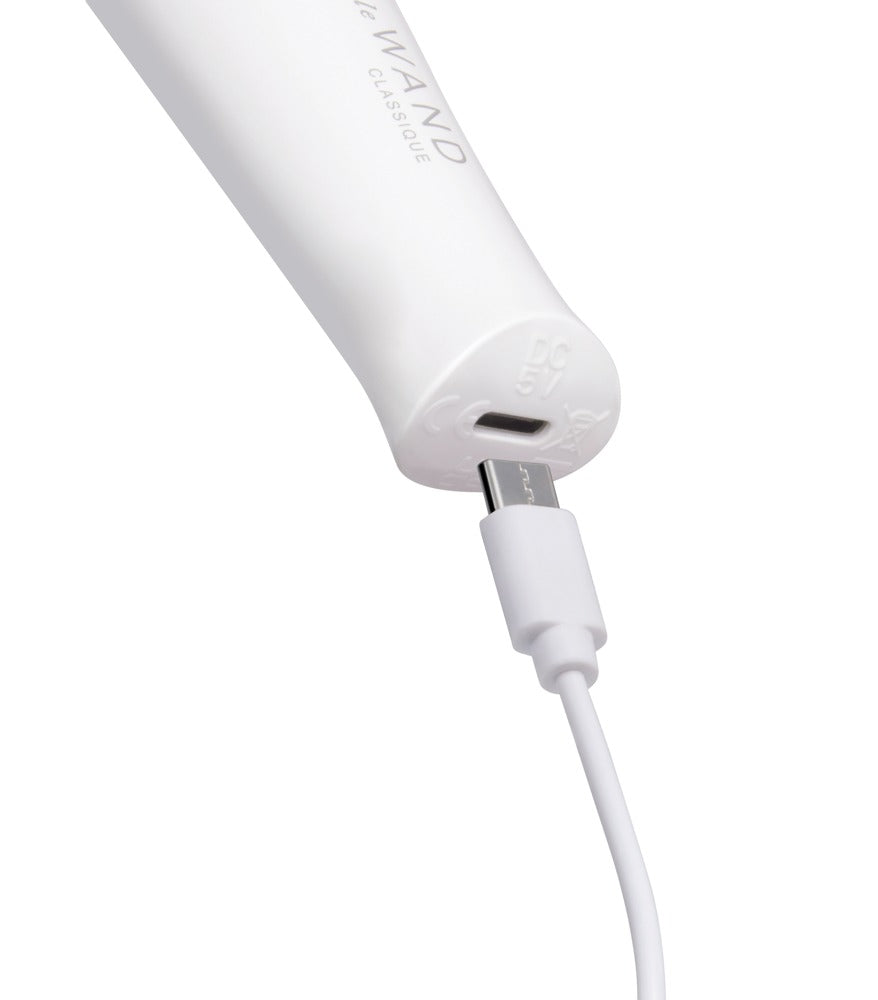 le WAND Classique Mini Luxus-Massagestab in Weiß mit sichtbarem angeschlossenem Kabel in diagonaler Produktansicht – erhältlich bei Evoria Care