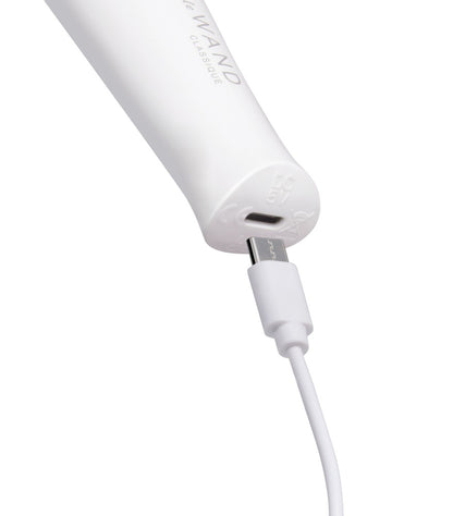 le WAND Classique Mini Luxus-Massagestab in Weiß mit sichtbarem angeschlossenem Kabel in diagonaler Produktansicht – erhältlich bei Evoria Care