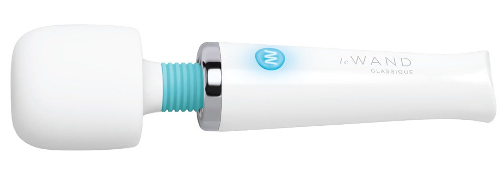 le WAND Classique Mini Luxus-Massagestab in Weiß mit rundem Massagekopf und hellblauen Bedienelementen in horizontaler Seitenansicht – erhältlich bei Evoria Care