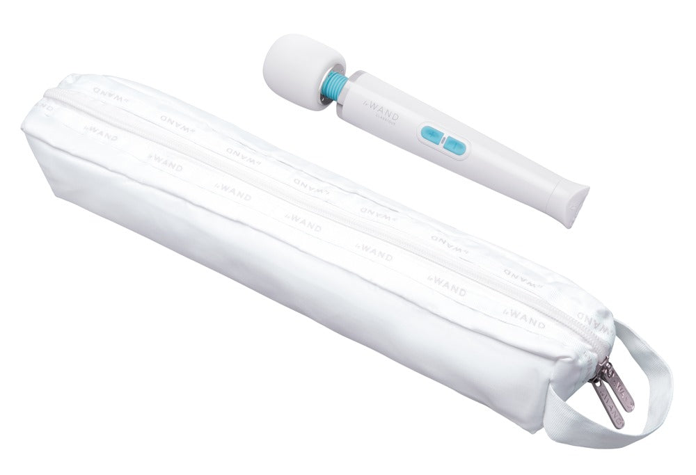 le WAND Classique Petite Luxus-Massagestab in Weiß mit hellblauen Bedienelementen neben einer transparenten Aufbewahrungstasche – erhältlich bei Evoria Care