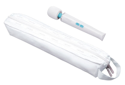 le WAND Classique Petite Luxus-Massagestab in Weiß mit hellblauen Bedienelementen neben einer transparenten Aufbewahrungstasche – erhältlich bei Evoria Care