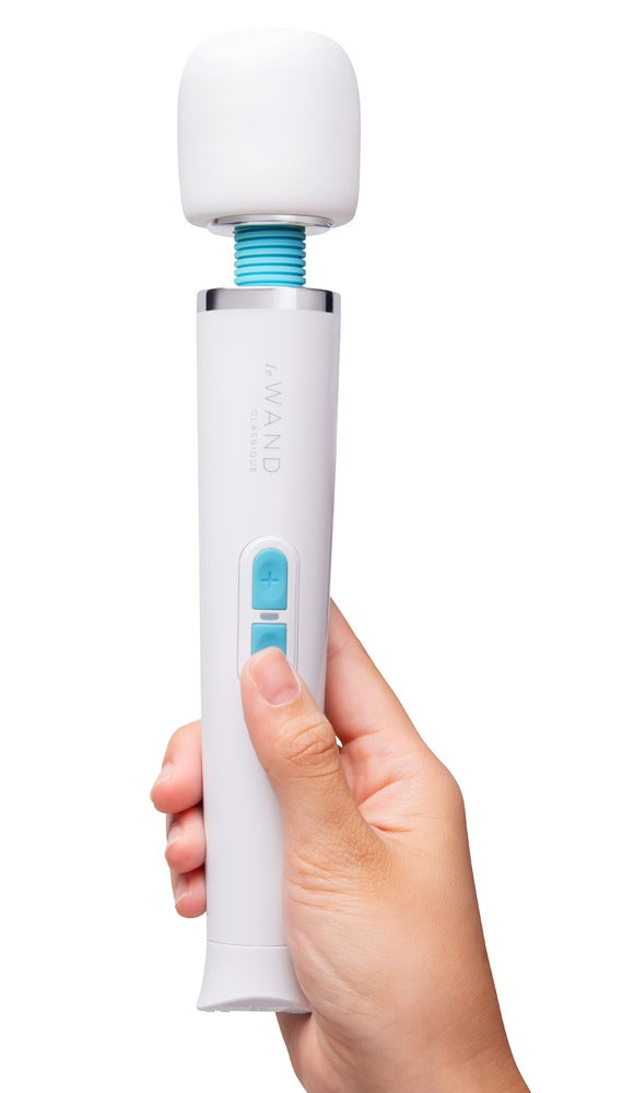 le WAND Classique Petite weißer Massagestab mit rundem Massagekopf, aufrecht in einer Hand gehalten zur Veranschaulichung von Größe und Handhabung – erhältlich bei Evoria Care