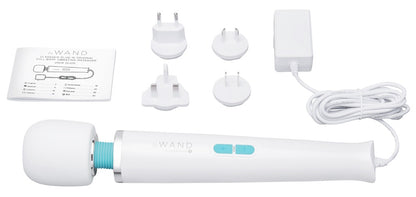 le WAND Classique Plug-In Massagestab mit Zubehör und ergänzenden Produktinformationen in einer übersichtlichen Darstellung – erhältlich bei Evoria Care
