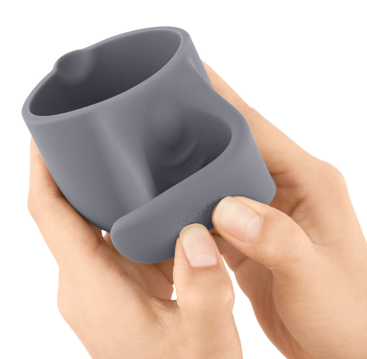 Le Wand Loop Silikonaufsatz in Grau mit ovaler Öffnung und abgerundeten Kanten, in einer Hand gehalten zur Veranschaulichung von Größe, Form und Handhabung – erhältlich bei Evoria Care
