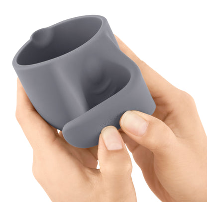 Le Wand Loop Silikonaufsatz in Grau mit ovaler Öffnung und abgerundeten Kanten, in einer Hand gehalten zur Veranschaulichung von Größe, Form und Handhabung – erhältlich bei Evoria Care