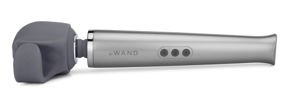 Le Wand Loop grauer Silikonaufsatz für Penis-Stimulation, auf einem silberfarbenen Le Wand Massagestab montiert und in horizontaler Produktansicht dargestellt – erhältlich bei Evoria Care
