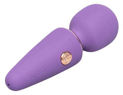 le WAND Mini Microwand in Lila mit rundem Massagekopf, metallischem Zierring und kompaktem Griff in diagonaler Gesamtansicht – erhältlich bei Evoria Care