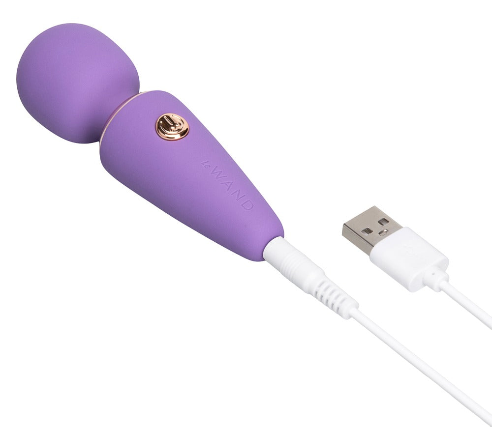 le WAND Mini Microwand kompakter Massagestab in Lila mit rundem Massagekopf und goldfarbenen Bedienelementen in seitlicher Produktansicht – erhältlich bei Evoria Care