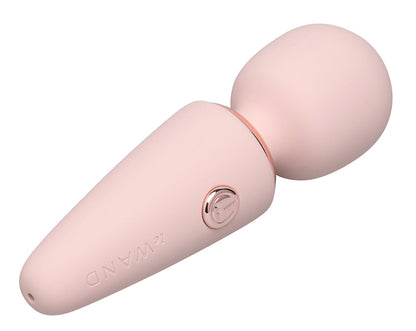 le WAND Mini Microwand in Rosa mit rundem Massagekopf, roségoldfarbenem Zierring und ergonomischem Griff in diagonaler Gesamtansicht – erhältlich bei Evoria Care