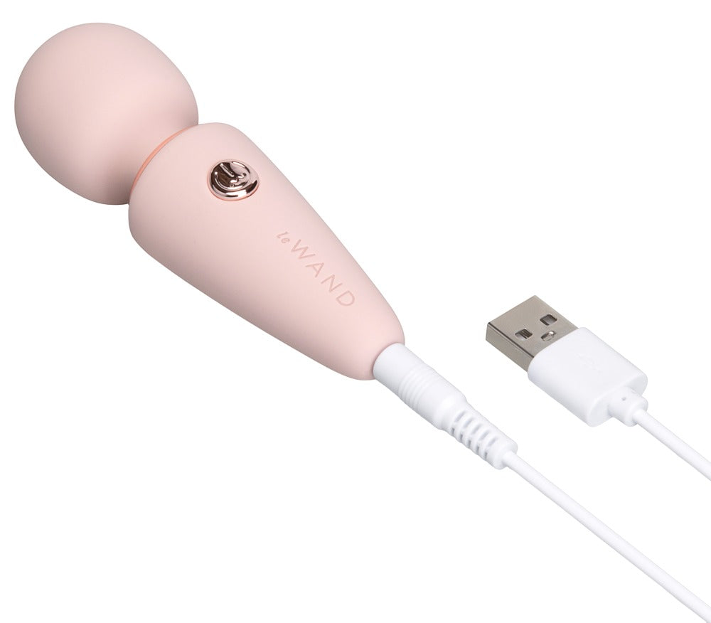 le WAND Mini Microwand kompakter Massagestab in Rosa mit rundem Massagekopf und roségoldfarbenen Bedienelementen in seitlicher Produktansicht – erhältlich bei Evoria Care