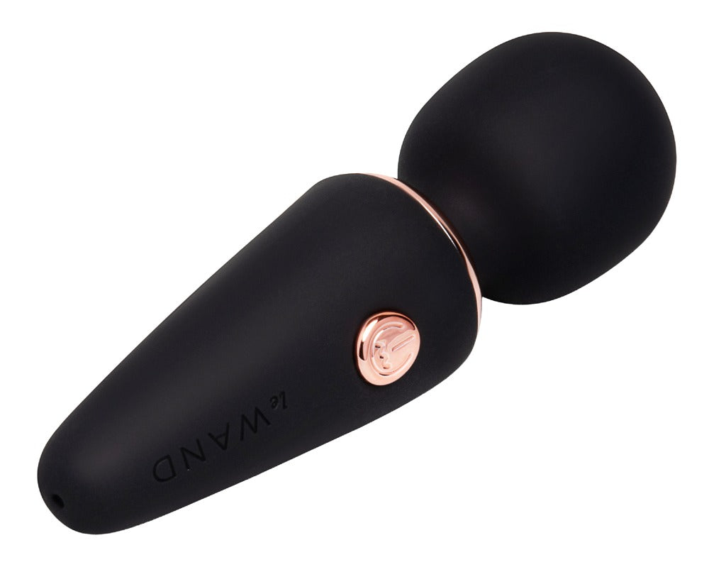 le WAND Mini Microwand in Schwarz mit rundem Massagekopf, roségoldfarbenem Zierring und kompaktem Griff in diagonaler Gesamtansicht – erhältlich bei Evoria Care