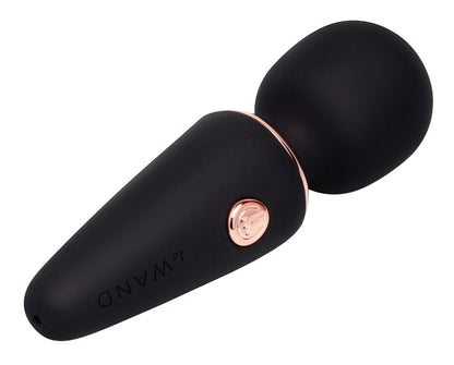 le WAND Mini Microwand in Schwarz mit rundem Massagekopf, roségoldfarbenem Zierring und kompaktem Griff in diagonaler Gesamtansicht – erhältlich bei Evoria Care