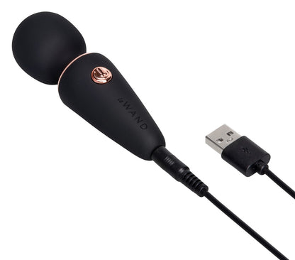 le WAND Mini Microwand kompakter Massagestab in Schwarz mit rundem Massagekopf, roségoldfarbenen Bedienelementen und seitlicher Produktansicht – erhältlich bei Evoria Care