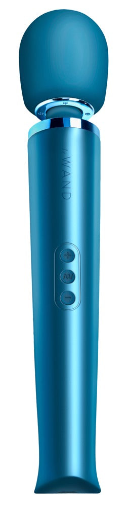 le WAND Original Premium-Wand Massager in metallischem Blau mit rundem Massagekopf, silberfarbenem Zierring und sichtbaren Bedientasten in aufrechter Frontansicht – erhältlich bei Evoria Care
