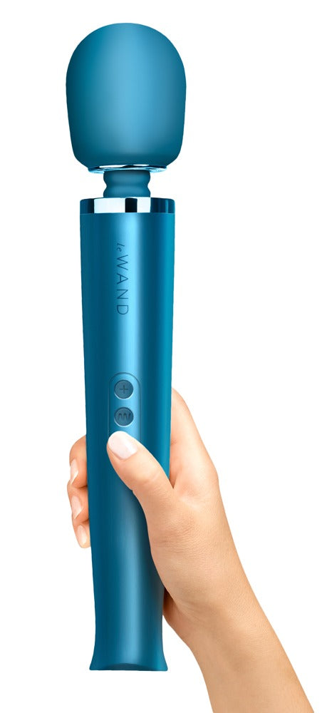 le WAND Original Premium-Massagestab in Blau mit rundem Massagekopf, aufrecht in einer Hand gehalten zur Veranschaulichung von Größe und Handhabung – erhältlich bei Evoria Care