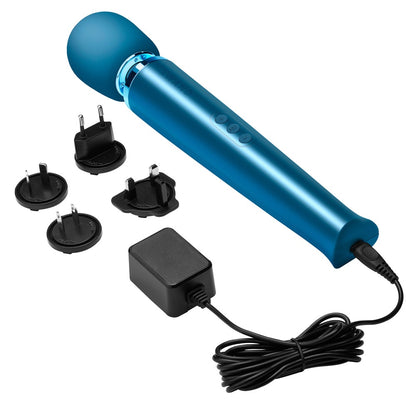 le WAND Original Premium-Massagestab in Blau mit mehreren schwarzen Massageaufsätzen unterschiedlicher Formen in einer freigestellten Produktübersicht – erhältlich bei Evoria Care