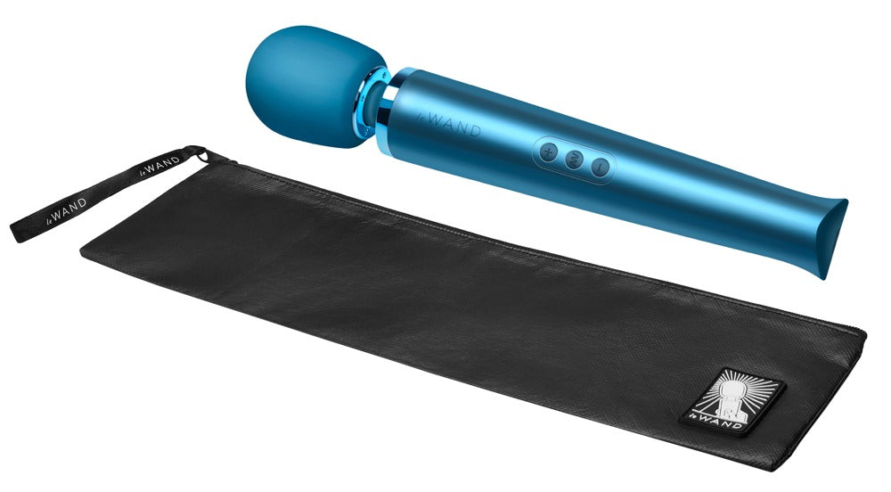 le WAND Original Premium-Wand Massager in metallischem Blau mit rundem Massagekopf und schwarzer Aufbewahrungstasche in horizontaler Produktansicht – erhältlich bei Evoria Care