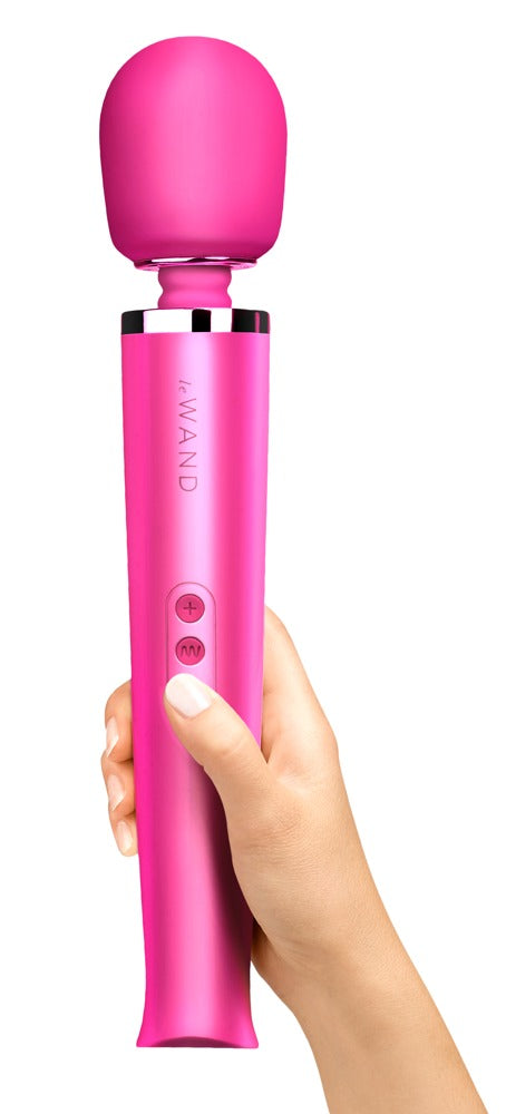 le WAND Original Premium-Massagestab in Pink mit rundem Massagekopf, aufrecht in einer Hand gehalten zur Veranschaulichung von Größe und Handhabung – erhältlich bei Evoria Care