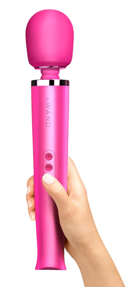 le WAND Original Premium-Massagestab in Pink mit rundem Massagekopf, aufrecht in einer Hand gehalten zur Veranschaulichung von Größe und Handhabung – erhältlich bei Evoria Care
