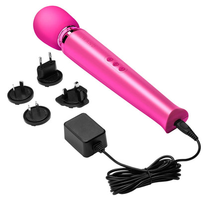 le WAND Original Premium-Massagestab in Pink mit mehreren schwarzen Massageaufsätzen unterschiedlicher Formen in einer freigestellten Produktübersicht – erhältlich bei Evoria Care