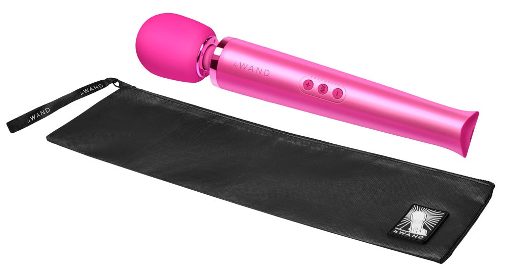 le WAND Original Premium-Wand Massager in Pink mit rundem Massagekopf und schwarzer Aufbewahrungstasche in horizontaler Produktansicht – erhältlich bei Evoria Care