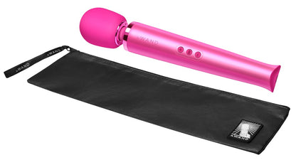 le WAND Original Premium-Wand Massager in Pink mit rundem Massagekopf und schwarzer Aufbewahrungstasche in horizontaler Produktansicht – erhältlich bei Evoria Care