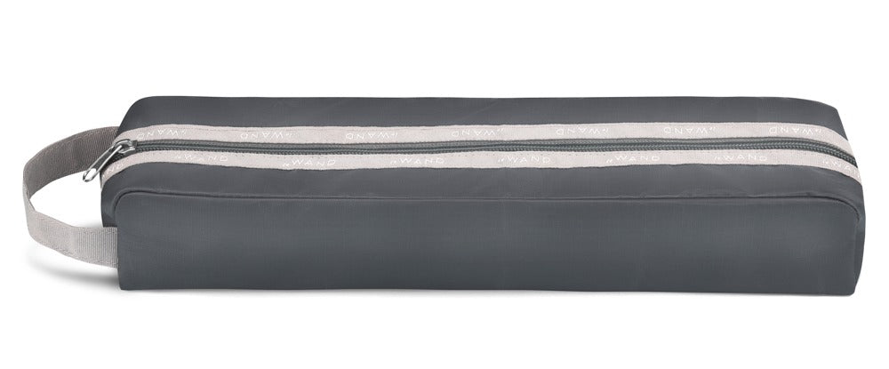 le WAND Original schwarze Aufbewahrungstasche mit länglicher Form und Reißverschluss in freigestellter Produktansicht – erhältlich bei Evoria Care