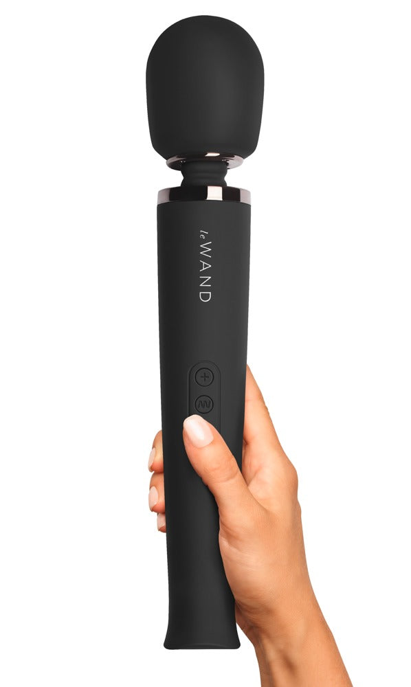 le WAND Original schwarzer Premium-Massagestab mit rundem Massagekopf, aufrecht in einer Hand gehalten zur Veranschaulichung von Größe und Handhabung – erhältlich bei Evoria Care