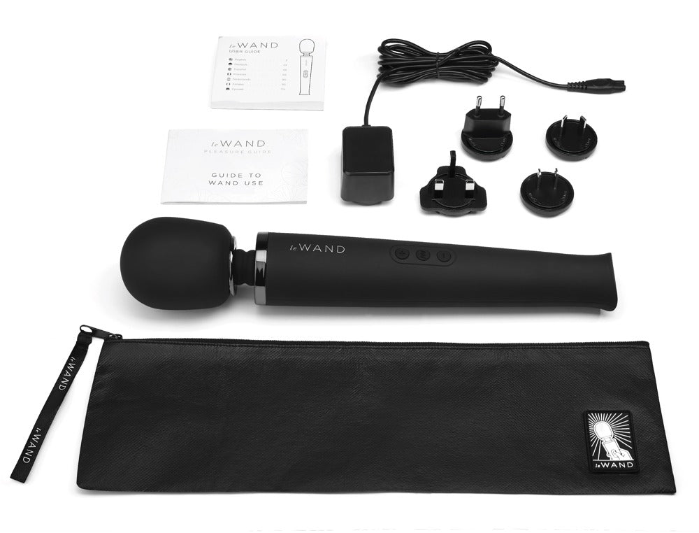 le WAND Original Premium-Massagestab in Schwarz mit verschiedenen Massageaufsätzen und schwarzer Aufbewahrungstasche in einer Produktübersicht – erhältlich bei Evoria Care