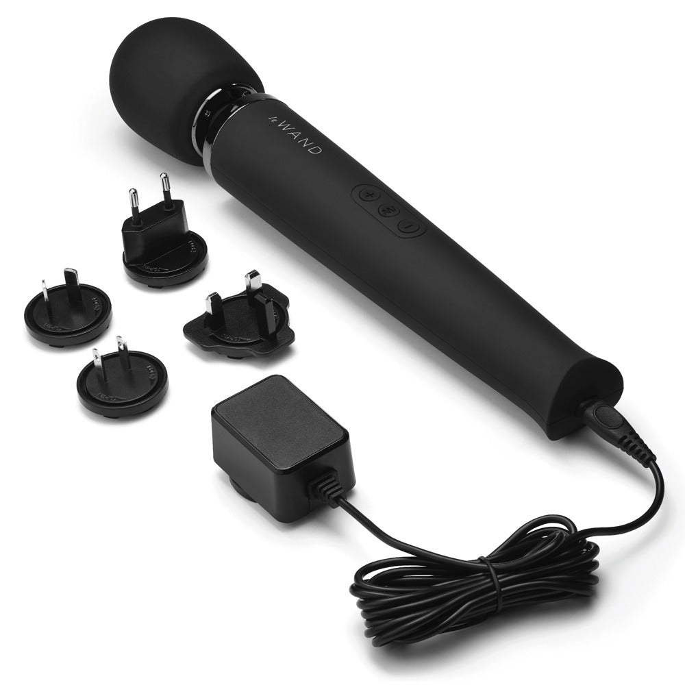le WAND Original Premium-Wand Massager in Schwarz mit mehreren unterschiedlich geformten Massageaufsätzen in einer freigestellten Produktübersicht – erhältlich bei Evoria Care