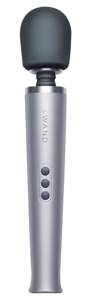 le WAND Original Premium-Wand Massager in Silber mit anthrazitfarbenem Massagekopf, schlankem Griff und sichtbaren Bedientasten in aufrechter Frontansicht – erhältlich bei Evoria Care