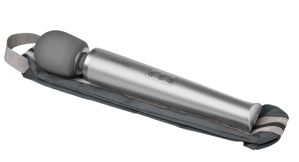 le WAND Original Premium-Massagestab in Silber mit anthrazitfarbenem Massagekopf und schwarzem Aufbewahrungszubehör in diagonaler Produktansicht – erhältlich bei Evoria Care