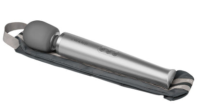 le WAND Original Premium-Massagestab in Silber mit anthrazitfarbenem Massagekopf und schwarzem Aufbewahrungszubehör in diagonaler Produktansicht – erhältlich bei Evoria Care