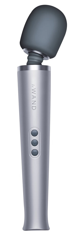 le WAND Original Premium-Massagestab in Silber mit rundem anthrazitfarbenem Massagekopf und ergonomischem Griff in aufrechter Gesamtansicht – erhältlich bei Evoria Care
