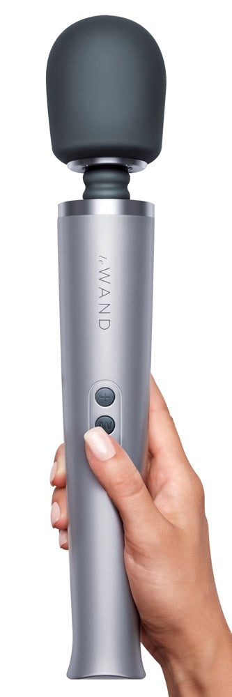 le WAND Original silberfarbener Premium-Massagestab mit dunklem Massagekopf, aufrecht in einer Hand gehalten zur Veranschaulichung von Größe und Handhabung – erhältlich bei Evoria Care